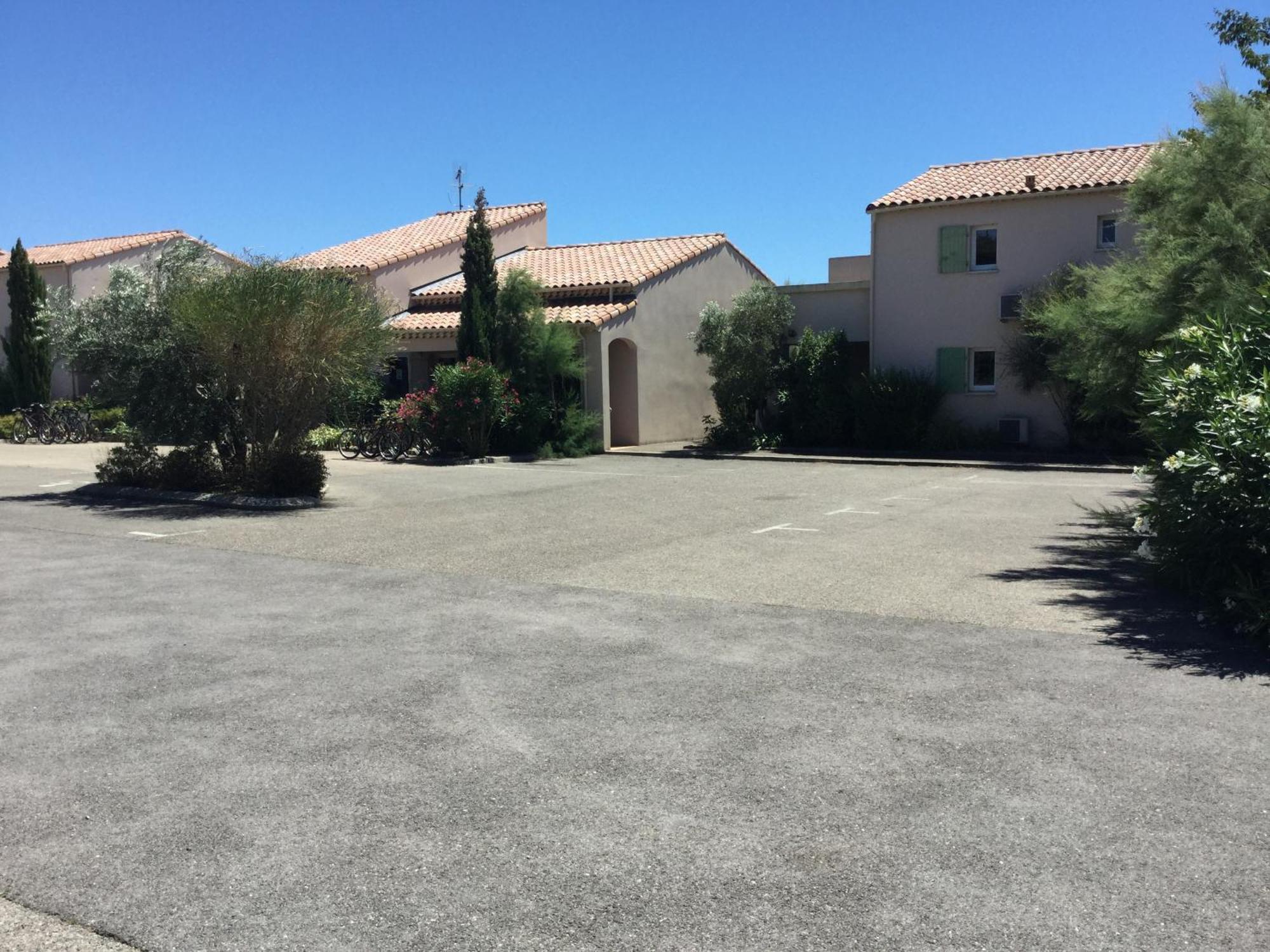 Pleasant Gite, With Collective Heated Swimming Pool, In The Heart Of The Alpilles In Mouries, 4/6 People. Villa Bagian luar foto